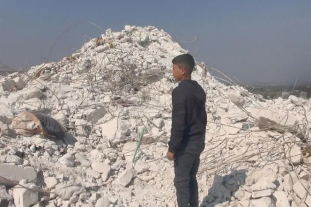 أحمد قرب أنقاض المبنى حيث توفيت والدته (الشرق الأوسط)