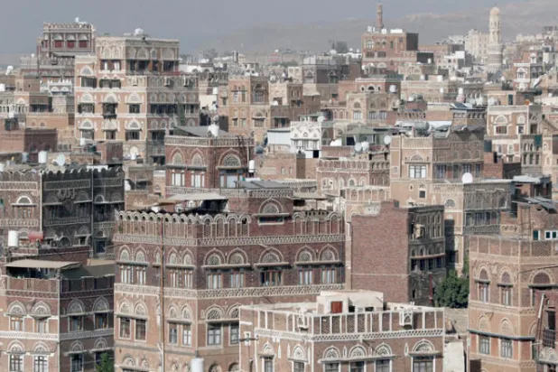 منظر عام يُظهر المباني المدرجة في قائمة اليونيسكو بمدينة صنعاء القديمة باليمن (إ.ب.أ)