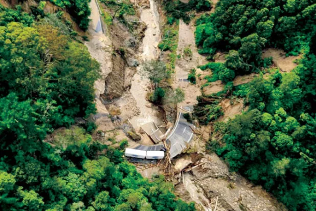 تسبب الإعصار في حدوث أمطار غزيرة في منطقة خليج هوك (رويترز)