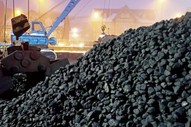 قاطرة محملة بالفحم في موقع تشغيل ألماني (د.ب.أ)