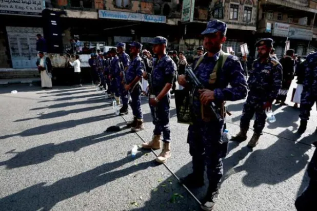 حوثيون في صنعاء يحرسون تظاهرة دعا إليها زعيم الجماعة (إ.ب.أ)