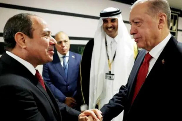 مصافحة إردوغان والسيسي بحضور أمير قطر على هامش افتتاح مونديال قطر في نوفمبر الماضي (الرئاسة المصرية)