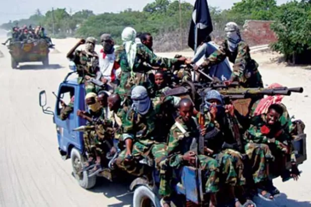 مسلحون من بينهم أطفال ينتمون إلى حركة «الشباب» الإرهابية في شمال الصومال (أ.ب)