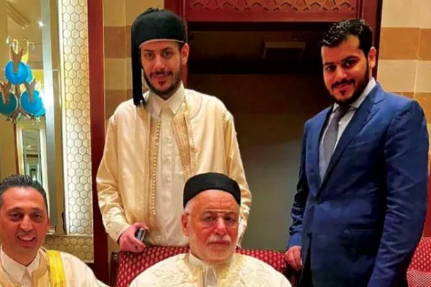 المحمودي آخر رئيس وزراء في عهد القذافي بين أحفاده (صفحة نجله على «فيسبوك»)