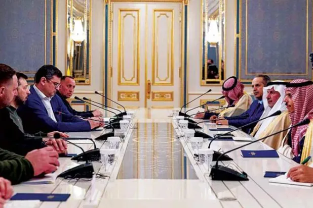 جانب من اجتماع الرئيس الأوكراني مع وزير الخارجية السعودي في كييف أمس (واس)