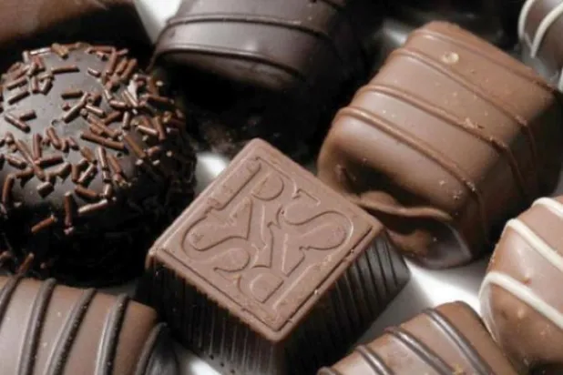 كلما زاد عدد مربعات الشوكولاته وزادت المسافة بينها تصور الشخص أن حجم كل قطعة أكبر من حجمها الحقيقي (رويترز)