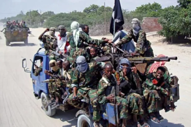مسلّحون من بينهم أطفال ينتمون إلى جماعة «الشباب» الإرهابية في شمال الصومال (أ.ب)