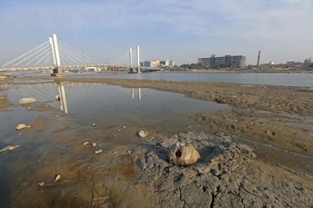 انخفاض حاد في منسوب مياه نهر الفرات بالناصرية في 26 فبراير 2023 (أ.ف.ب)