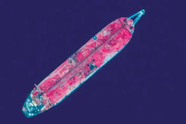 ناقلة النفط المتهالكة «صافر» الراسية قبالة سواحل الحديدة غرب اليمن (أ.ف.ب)