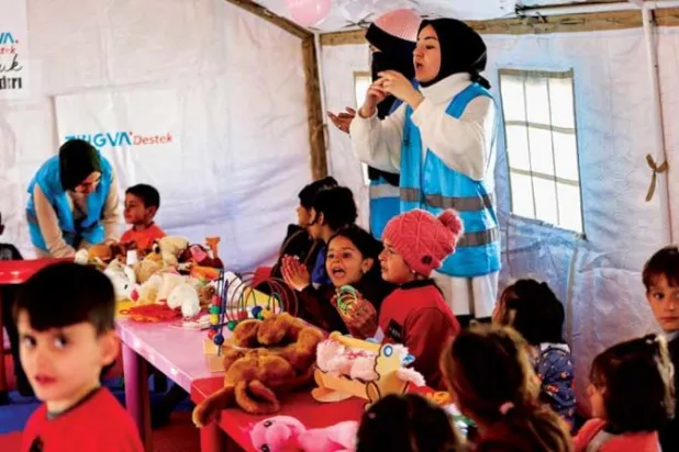 صف ترفيهي داخل خيمة في أديامان لأطفال ناجين من الكارثة (رويترز)