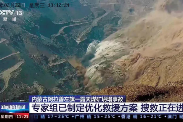 منجم في منطقة منغوليا الصينية ينهار ويسفر عن مقتل العديد من الأشخاص بسبب فوضى الاستخراجات (صورة من القناة الصينية «سي سي تي في» نقلتها «أ.ب»)