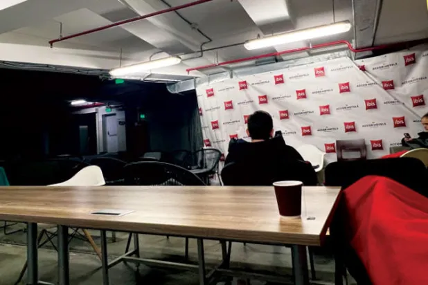 أوكرانيون يقضون ليلتهم في ملجأ بكييف (الشرق الأوسط)