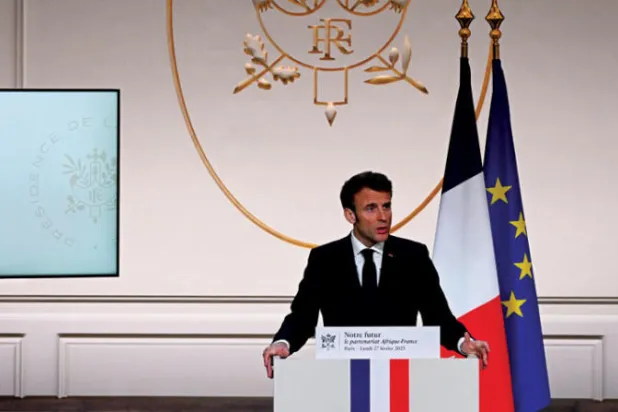 الرئيس الفرنسي إيمانويل ماكرون يلقي كلمته عن أفريقيا في قصر الإليزيه أمس (أ.ف.ب)
