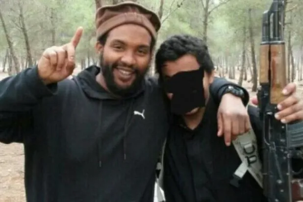 آين ديفيس (يسار) سُجن في تركيا عام 2017 لارتكابه جرائم إرهابية (أرشيفية)