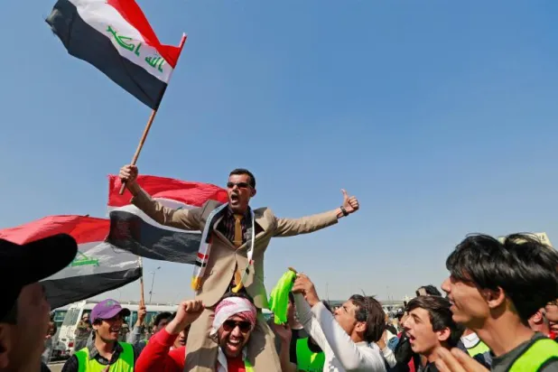 جانب من تظاهرات المنطقة الخضراء في بغداد أمس (أ.ف.ب)