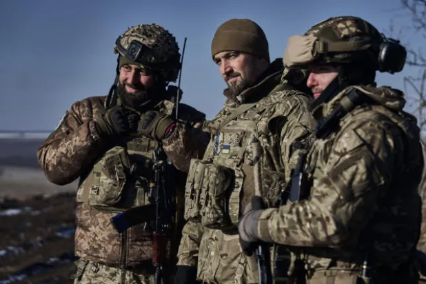 جنود أوكرانيون على الجبهة قرب باخموت (أ.ب)