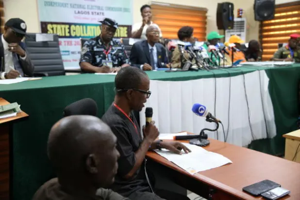 جانب من عملية فرز نتائج الانتخابات اليوم في لاغوس بنيجيريا (إ.ب.أ)