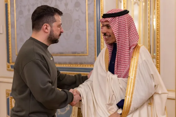 Saudi Foreign Minister Prince Faisal bin Farhan bin Abdullah meets with Ukrainian President Volodymyr Zelenskyy in Kyiv on Sunday. (SPA)