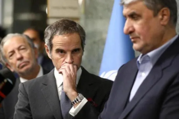 غروسي وإسلامي يعلنان الاتفاق على التحقيق بشأن المواقع السرية خلال مؤتمر صحافي في طهران مارس الماضي (رويترز)