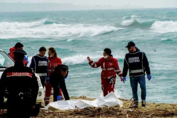 امدادی کارکن ڈوبنے والے تارکین وطن کی لاشیں جمع کر رہے ہیں (اے پی)
