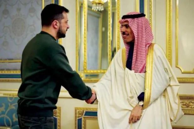 یوکرین کے صدر ولادیمیر زیلنسکی کل کیف میں سعودی وزیر خارجہ شہزادہ فیصل بن فرحان کا خیرمقدم کرتے ہوئے (اے پی)
