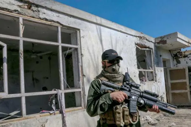 «طالبان» تتفقد موقع عملية ضد مسلحي تنظيم «داعش - خراسان» في العاصمة كابل (إ.ب.أ)