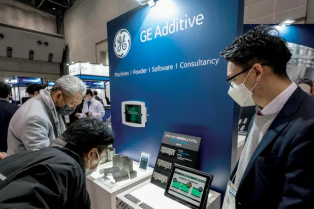 زوار ينظرون إلى شاشة عرض في المعرض والمؤتمر الدولي لتكنولوجيا النانو بطوكيو 3 فبراير 2023 (أ.ف.ب)