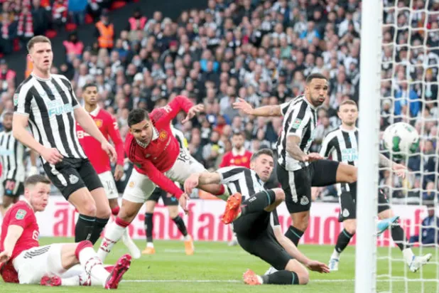 كاسيميرو يمهد الطريق لفوز مانشستر يونايتد بكأس الرابطة ويفتتح التهديف في شباك نيوكاسل (أ.ب)