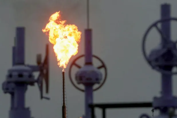 مشاعل غاز في شركة الطاقة الحكومية المكسيكية «بيميكس» (رويترز)