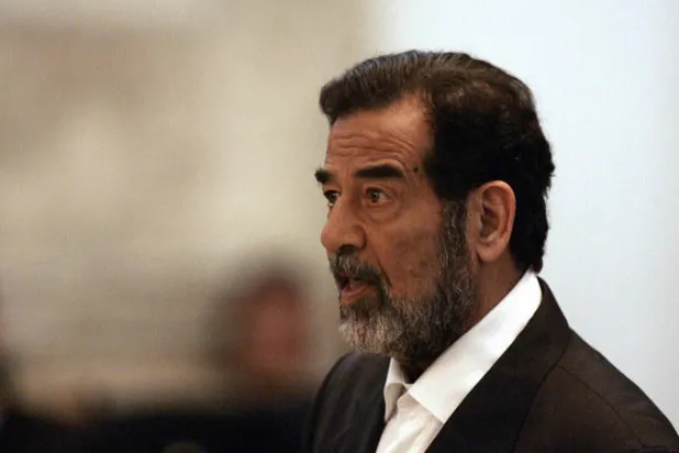 صدام حسين خلال محاكمته بعد الإطاحة به (أ.ف.ب)