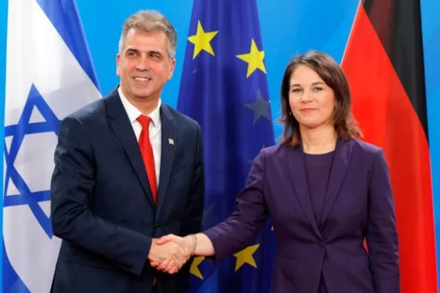 وزيرة الخارجية الألمانية أنالينا بيربوك ونظيرها الإسرائيلي إيلي كوهين بعد مؤتمر صحافي مشترك عقداه اليوم في برلين (أ.ف.ب)