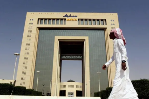 Bir adam, Riyad'daki SABIC genel merkezinin önünde yürürken (Reuters)