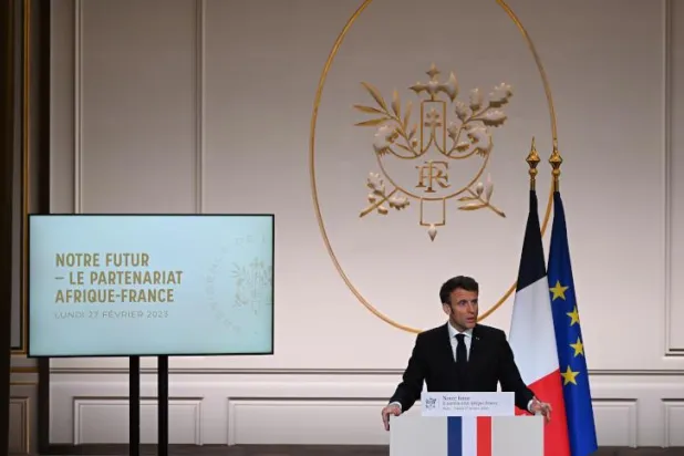 الرئيس الفرنسي إيمانويل ماكرون يلقي كلمته عن أفريقيا في قصر الإليزيه أمس (إ.ب.أ)