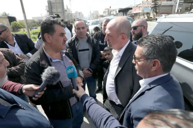 الممثل الأميركي الخاص للشؤون الفلسطينية هادي عمرو يتحدث مع سكان بلدة حوارة (وفا)