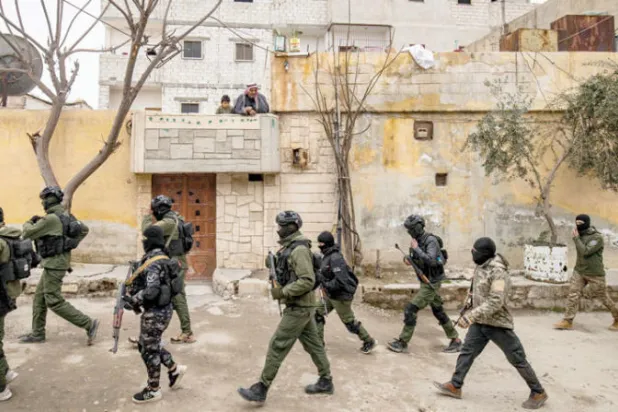 قوات كردية خلال حملة دهم بحثاً عن خلايا «داعش» في مدينة الرقة في 28 يناير الماضي (أ.ف.ب)