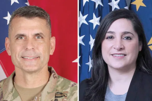 دانا سترول (وزارة الدفاع الأميركية)  -  الجنرال ماثيو ماكفارلين (وزارة الدفاع الأميركية)