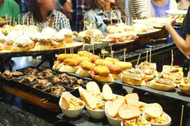 المقاهي في مدريد تقدم الأطباق الصغيرة المعروفة بـ«التاباس» (شاترستوك)