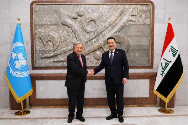 رئيس الحكومة العراقية محمد شياع السوداني (يمين) والأمين العام للأمم المتحدة أنطونيو غوتيريش اليوم في بغداد (أ.ف.ب)