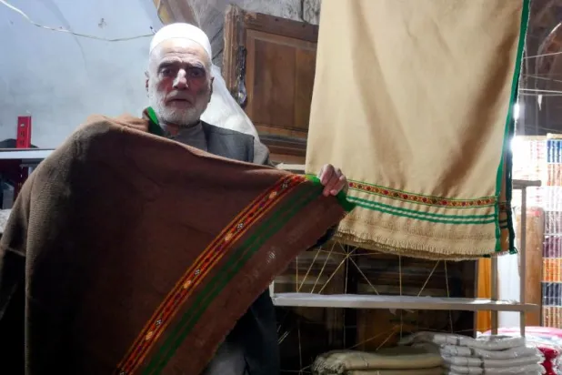 بائع أفغاني ينتظر زبائنه في إحدى أسواق هيرات (أ.ف.ب)