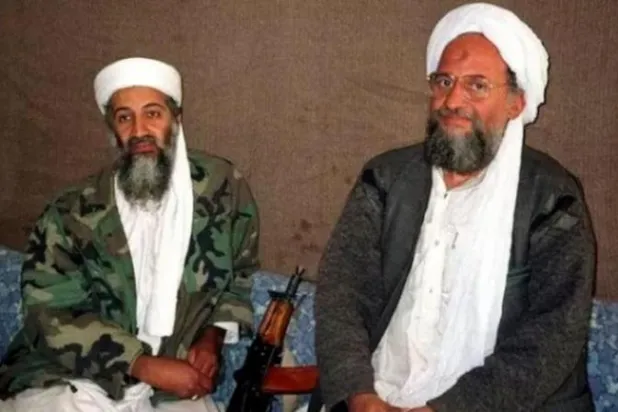 أسامة بن لادن وأيمن الظواهري في صورة تجمعهما (أرشيفية - متداولة)