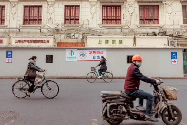 مستوعب تجاري حوّل إلى مركز لمعالجة مصابي «كورونا» في مدينة شنغهاي الصينية (رويترز)