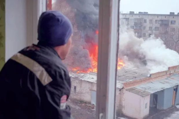 ایک شخص کل صوبہ دونیتسک شہر چازیو یار میں بمباری سے تباہ ہونے والی عمارتوں کو دیکھ رہا ہے (رائٹرز)
