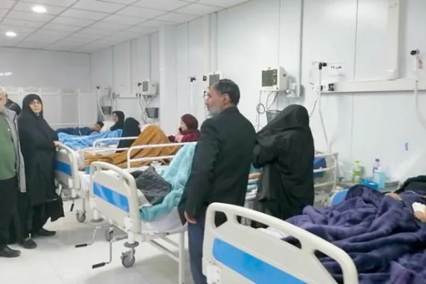 گزشتہ ماہ ایک سکول میں زہر کی وجہ سے لڑکیاں قم کے ایک ہسپتال میں زیر علاج ہیں (ارنا)
