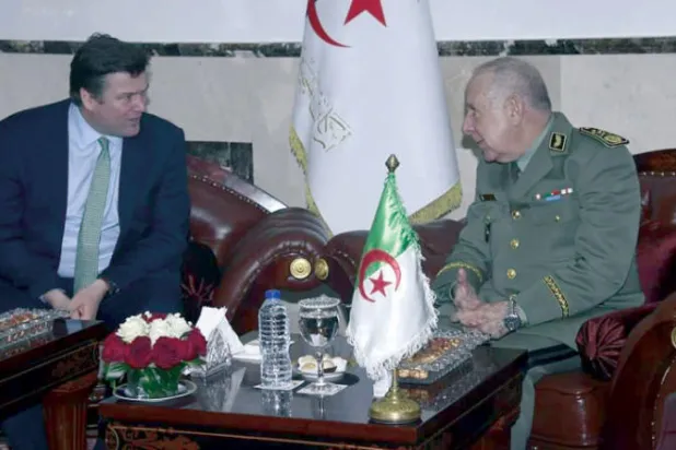 وزير القوات المسلحة البريطاني جيمس هيبي خلال لقائه رئيس أركان الجيش الجزائري الفريق أول سعيد شنقريحة (الدفاع الجزائرية)
