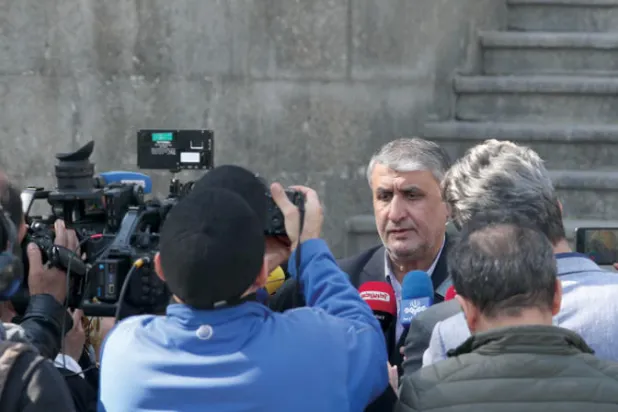 محمد إسلامي يتحدث للصحافيين على هامش اجتماع الحكومة أمس (الرئاسة الإيرانية)