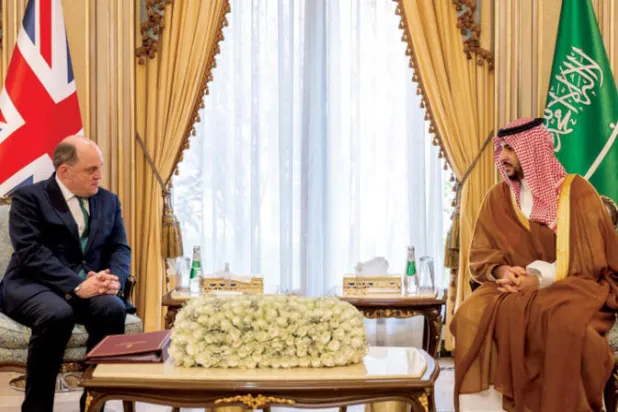 وزير الدفاع السعودي خلال لقائه نظيره البريطاني في الرياض (واس)
