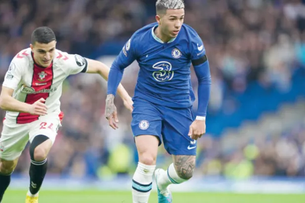 إنزو فرنانديز في المباراة التي تلقى فيها تشيلسي هزيمة مذلة أمام ساوثهامبتون متذيل الترتيب (د.ب.أ)