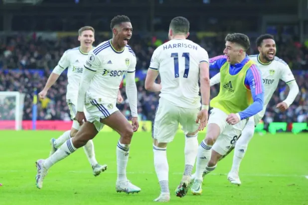 لاعبو ليدز وفرحة الفوز على ساوثهامبتون (رويترز)