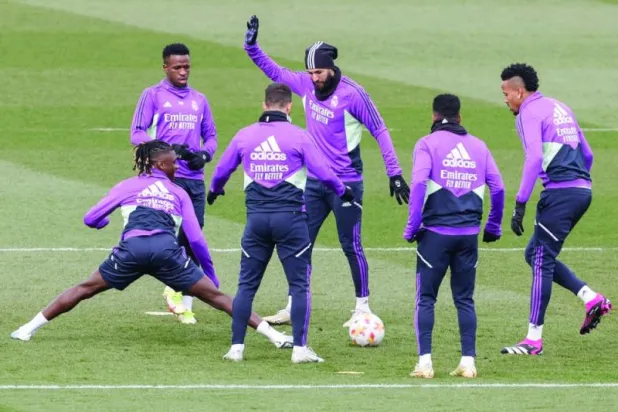 لاعبو ريال مدريد خلال التدريبات استعداداً لموقعة الكلاسيكو (إ.ب.أ)