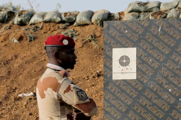 عسكريون موريتانيون يتدربون في ميدان رماية خلال برنامج فلينتلوك السنوي لمكافحة الإرهاب في دابويا بغانا (رويترز)